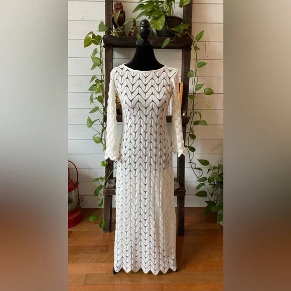 Lesley Evers: Long White Knit Beach V Cut Dress - Picture 3 of 17